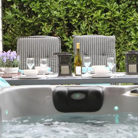 Wellness Huisje Eekhoorn Met Jacuzzi Op De Veluwe Chalet Ermelo