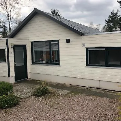 Wellness Huisje Eekhoorn Met Jacuzzi Op De Veluwe בקתה